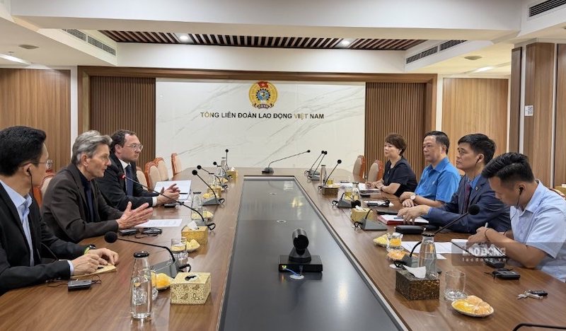 Phó Chủ tịch Thường trực Tổng LĐLĐVN Ngọ Duy Hiểu (ngoài cùng bên phải sang). Ảnh: Kiều Vũ