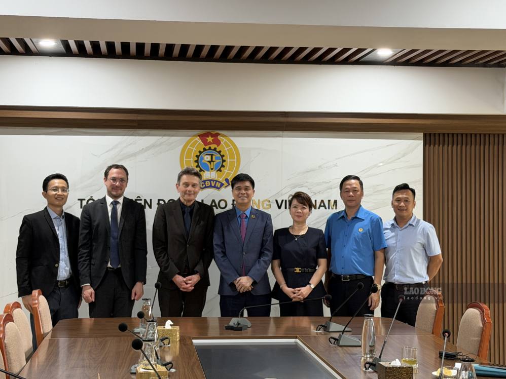 Delegates at the working session between the Vietnam General Confederation of Labor and the Delegation of the Foreign Affairs Committee of the Federal Republic of Germany led by Commissioner, Dr. Rolf Mutzenich. Photo: Kieu Vu