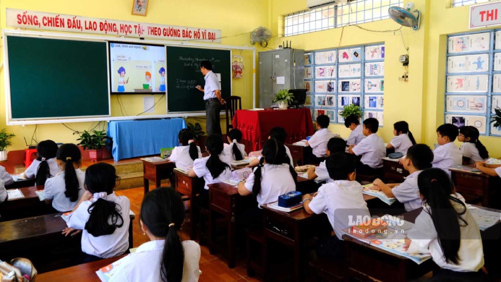 Teaching English at a school in Can Tho. Photo: My Ly.
