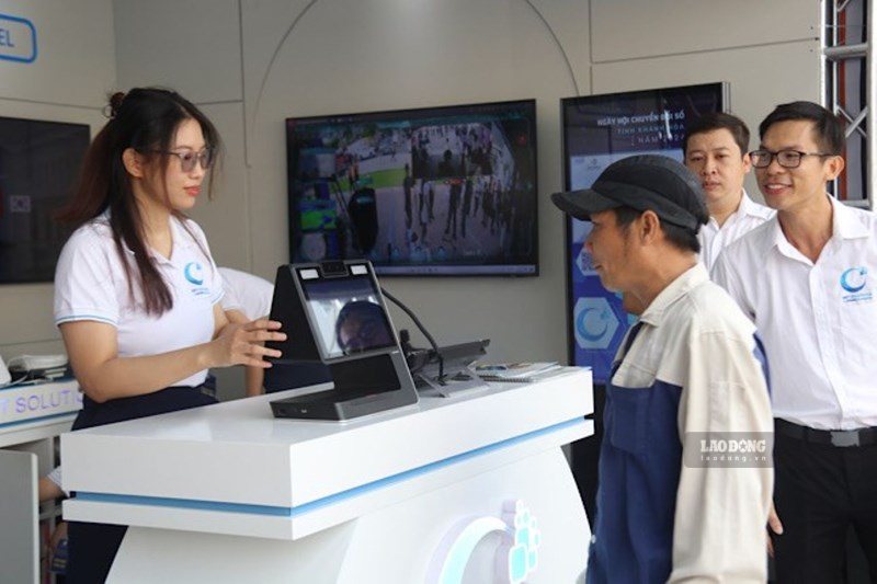 Khanh Hoa supports people to use VNeID utilities, promoting digital citizens. Photo: Phuong Linh