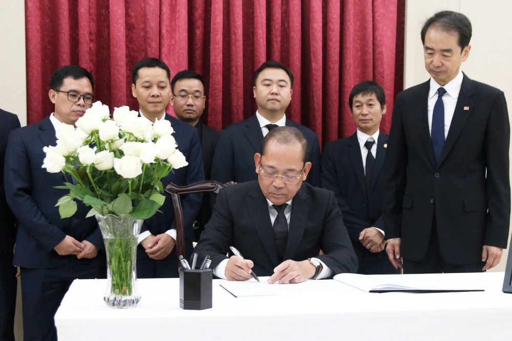 Vice Chairman of the Central Committee of the Vietnam Fatherland Front Hoang Cong Thuy writes in the mourning book for former Chinese Premier Chu Dung Co. Photo: Fatherland Front