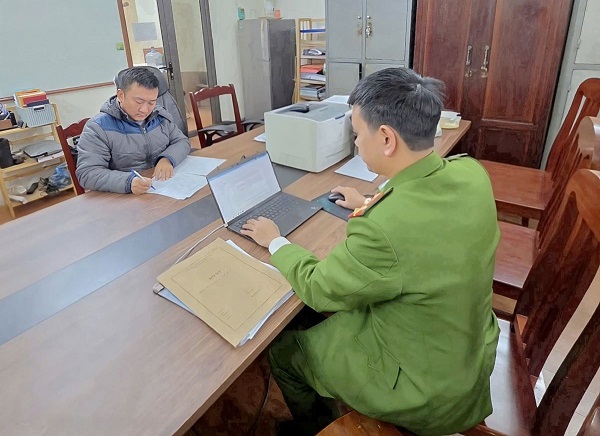 Đối tượng cho vay nặng lãi tại cơ quan Công an. Ảnh: Công an Phú Thọ