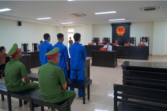 Cơ quan chức năng tỉnh Đắk Lắk mở phiên tòa xét xử vụ án “Mua bán trái phép chất ma túy” và “Vận chuyển trái phép chất ma túy” xảy ra năm 2024. Ảnh: Công an cung cấp