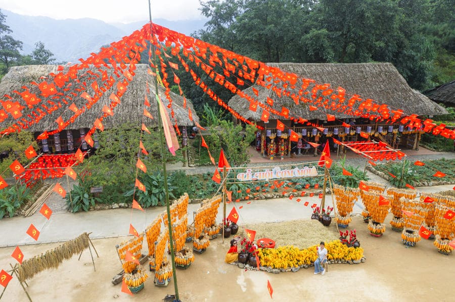 Fansipan cũng đặc biệt thu hút du khách với Lễ hội Thổ cẩm lần đầu tiên được tổ chức tại Bản Mây. Ảnh: Thanh Sơn