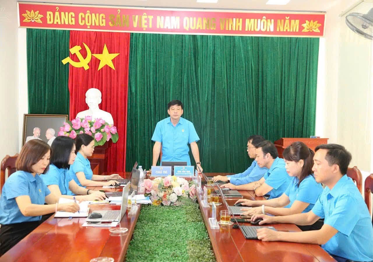 Nghe An Provincial Labor Federation discusses solutions to innovate trade union activities. Photo: Nghe An Trade Union
