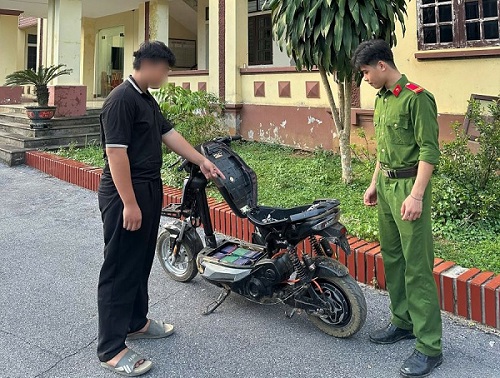 Cháu N. V. T. cùng chiếc xe điện đã độ chế tại cơ quan công an. Ảnh: Nguồn: Công an Phú Thọ