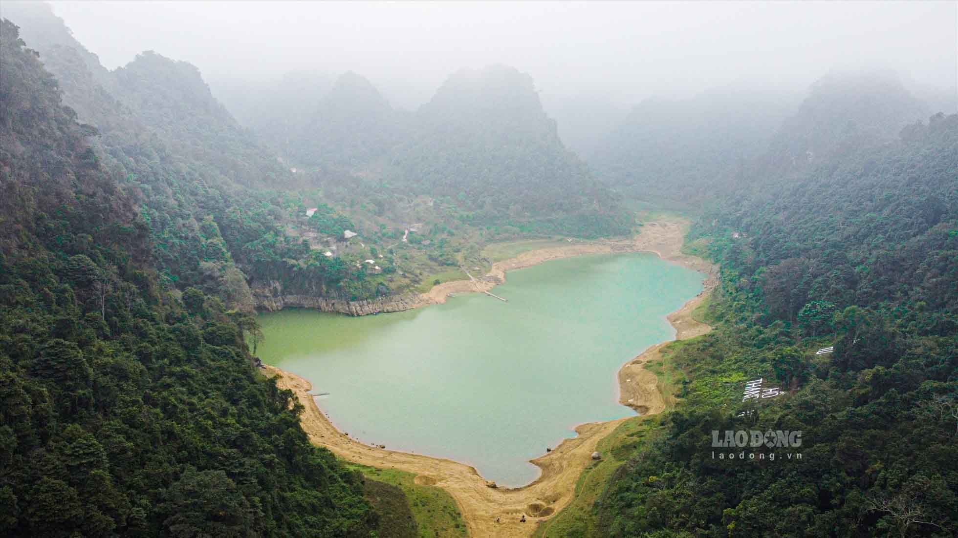 H ồ Thang Hen nằm trong vùng Công viên địa chất Toàn cầu UNESCO Non nước Cao Bằng. Ảnh: Trần Trọng