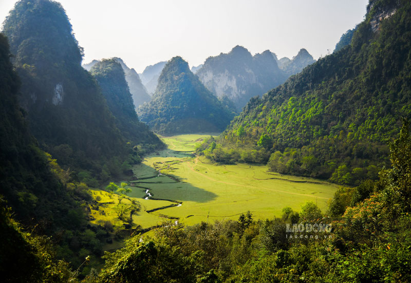 Cao Bang mountains and waters captivate many tourists with their majestic beauty. Photo: Son Viet