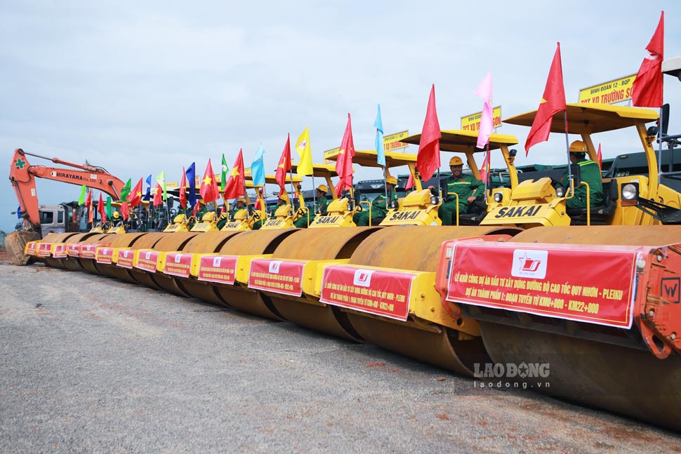 Equipment and machinery serving the groundbreaking ceremony of component project 1 of the Quy Nhon - Pleiku expressway construction investment project, in An Nhon ward, Gia Lai (December 19, 2025). Photo: Hoai Phuong