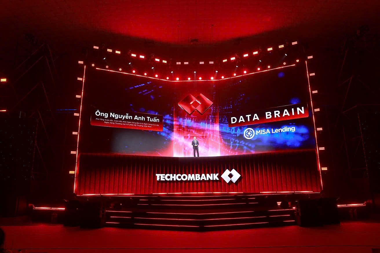 テックコムバンクの副総支配人兼リテール&プレミアムバンキング部門ディレクターであるグエン・アイン・トゥアン氏が、画期的なデジタルソリューションを紹介:写真:テックコムバンク