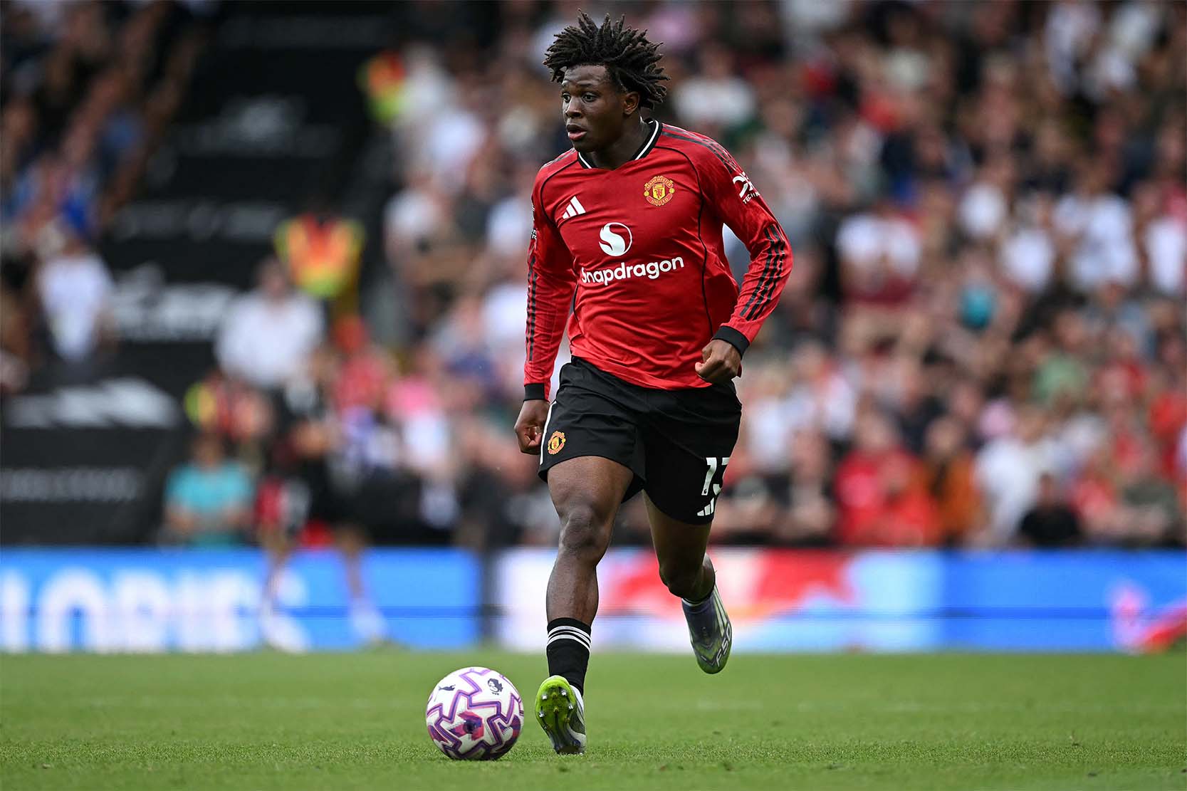 Patrick Dorgu sẽ không lùi về đá phòng ngự nữa, buộc Man United phải có phương án xoay vòng với Luke Shaw. Ảnh: AFP