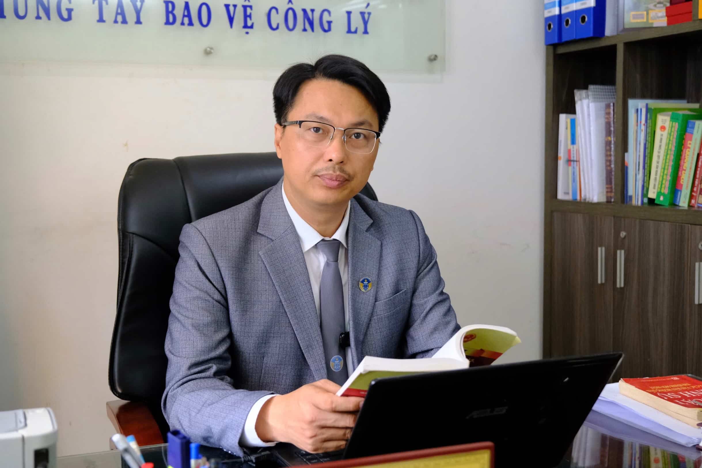  Luật sư nói về việc xe biển trắng núp bóng xe ghép, xe tiện chuyến. Ảnh: Nhóm PV