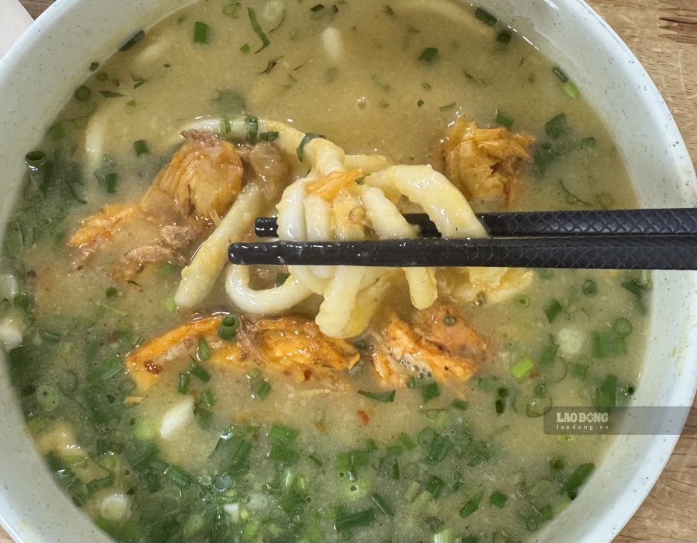 Sợi bánh canh được làm từ bột gạo. Ảnh: Linh Boo