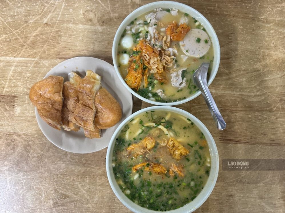 Bol de soupe de poisson-serpent chaud avec une saveur rustique prononcée. Photo: Linh Boo