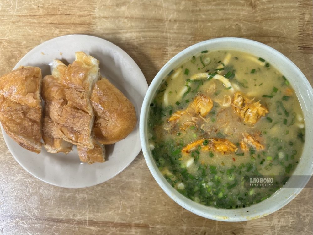 Bánh canh cá lóc có thể ăn kèm bánh mì. Ảnh: Linh Boo