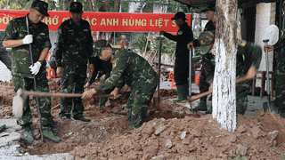 La zone du parc de la ville de Vĩnh Long, où les forces déploient des recherches de restes de martyrs à partir des informations des habitants. Photo: Hoàng Lộc