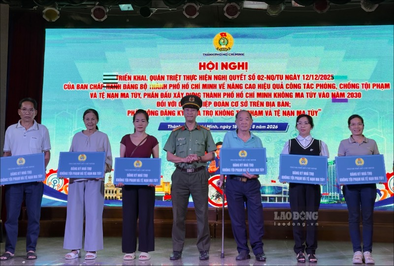 Chủ nhà trọ đăng ký mô hình “Nhà trọ không tội phạm và tệ nạn ma túy”. Ảnh: Mai Anh. 