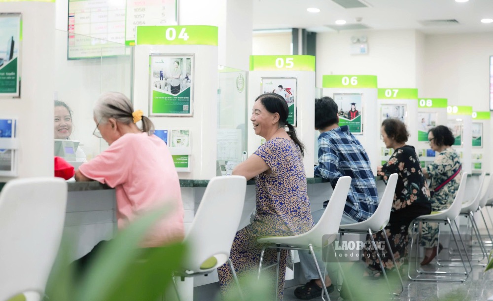 People go to the bank to receive pensions and social insurance allowances. Photo: Hai Nguyen