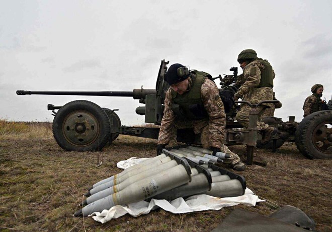 Ukrainian soldiers prepare artillery shells in an exercise. Photo: AFP