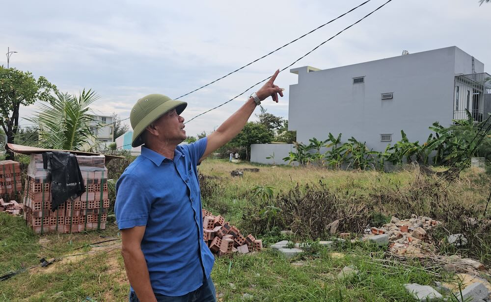 Clarifier la raison pour laquelle la zone résidentielle n'a pas été raccordée à l'électricité pendant 6 ans. Photo: Nguyễn Luân