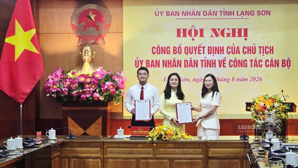 Ms. Tran Thanh Nhan (far right), Vice Chairwoman of Lang Son Provincial People's Committee, presents the Appointment Decision to Mr. Trinh Tien Duy - the new Director of the Department of Home Affairs and Ms. Dinh Thi Anh Thu - the new Deputy Director of the Department of Home Affairs. Photo: Duy Chien