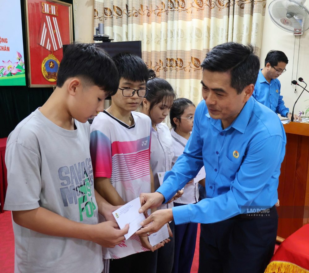 Mr. Tan Minh Long - Chairman of the Dien Bien Provincial Labor Federation awarded scholarships at the program. Photo: Thanh An