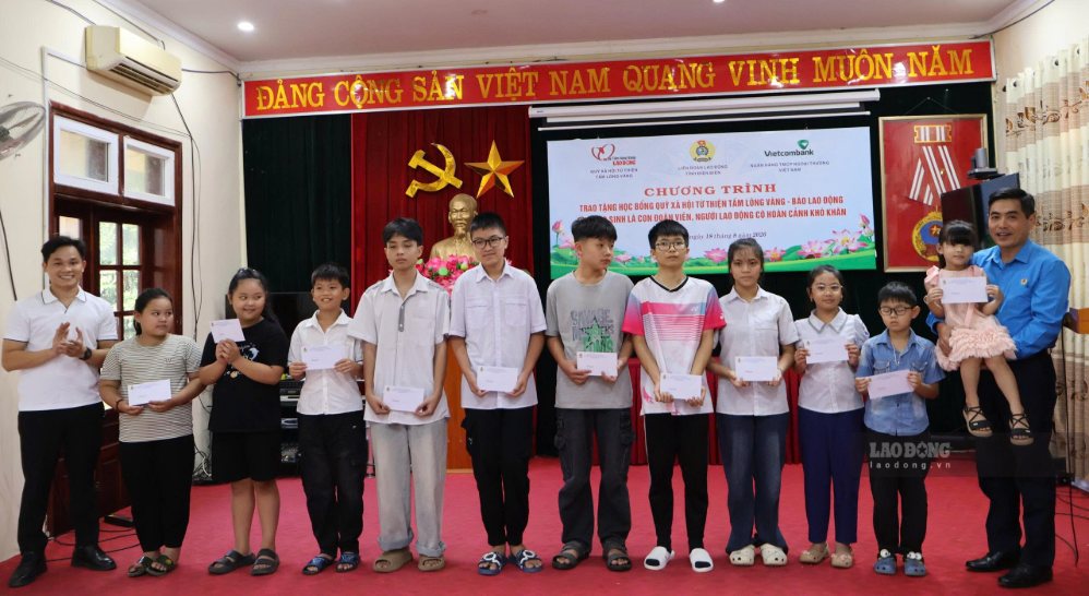 Toàn cảnh buổi trao học bổng đến các học sinh. Ảnh: Thành An