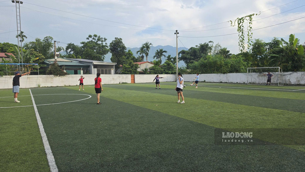 Đội bóng đá nữ dân tộc thiểu số Mường Lò - Nghĩa Lộ tập luyện