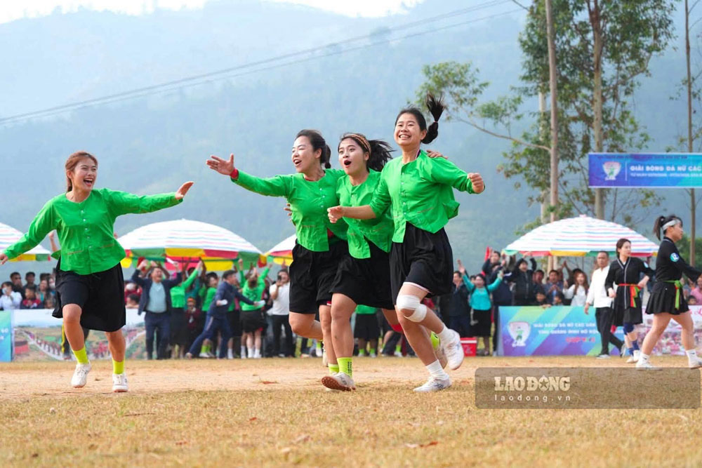 Ethnic minority female players "burn" themselves out on the football field. Photo: Duy Khanh