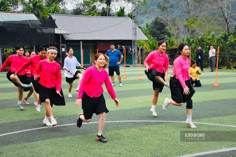 Các cô gái Lâm Thượng tập luyện trước giải đấu