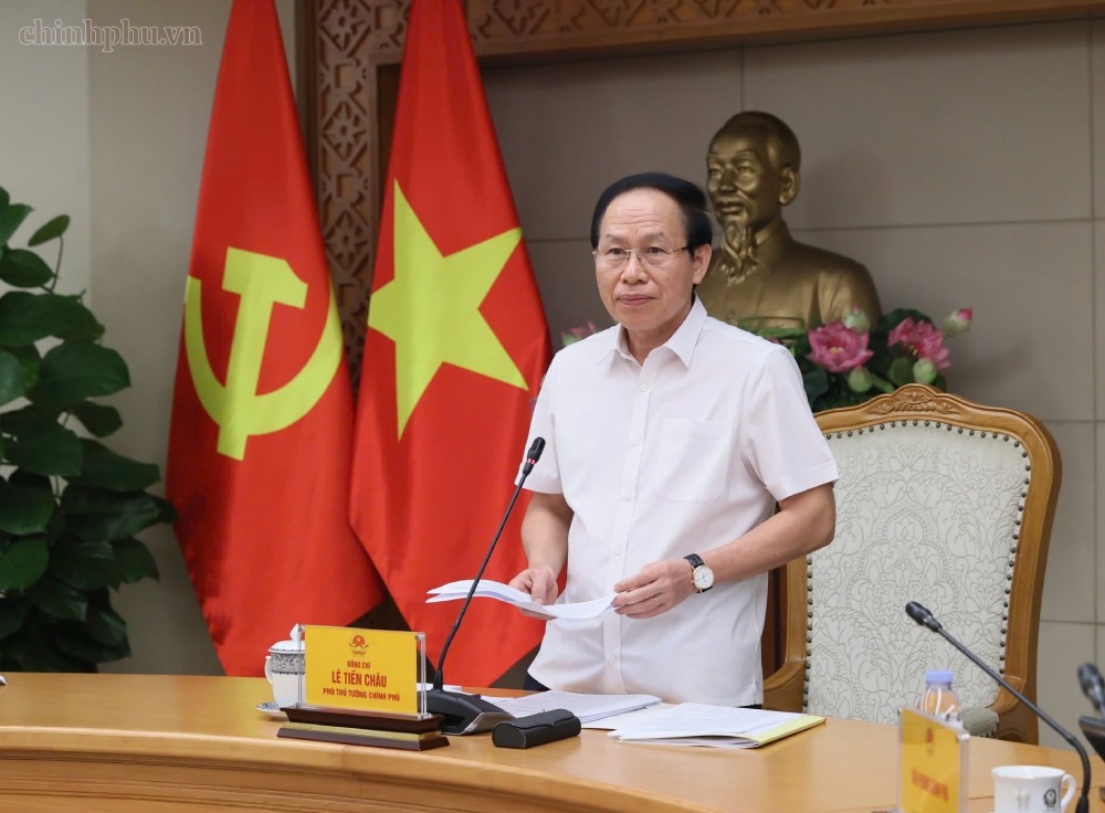 Member of the Party Central Committee, Deputy Prime Minister Le Tien Chau requested to immediately overcome the situation of slow handling of reflections and recommendations at some ministries, agencies, and localities. Photo: VGP