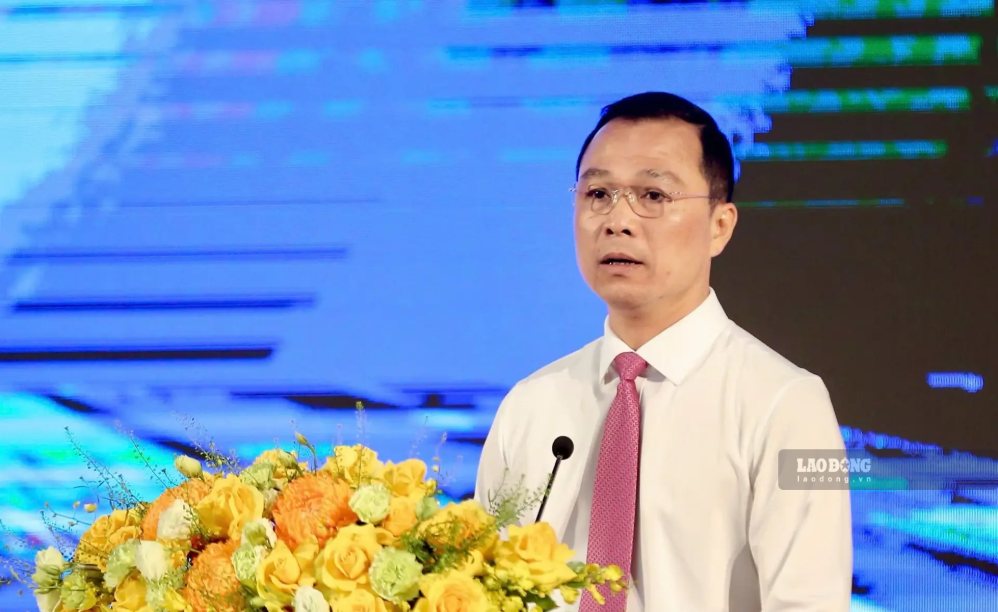 トー・アイン・ズン氏 - タインホア省党委員会副書記、省人民委員会委員長が、地域内の企業と対話します。写真:チャン・ラム