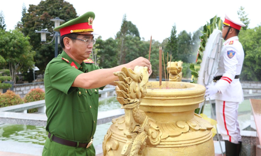 Đại tá Trần Văn Cung, Phó Giám đốc Công an tỉnh An Giang dâng hương, dâng hoa tại Đài tưởng niệm các anh hùng liệt sĩ. Ảnh: Tiến Dũng/Công an An Giang
