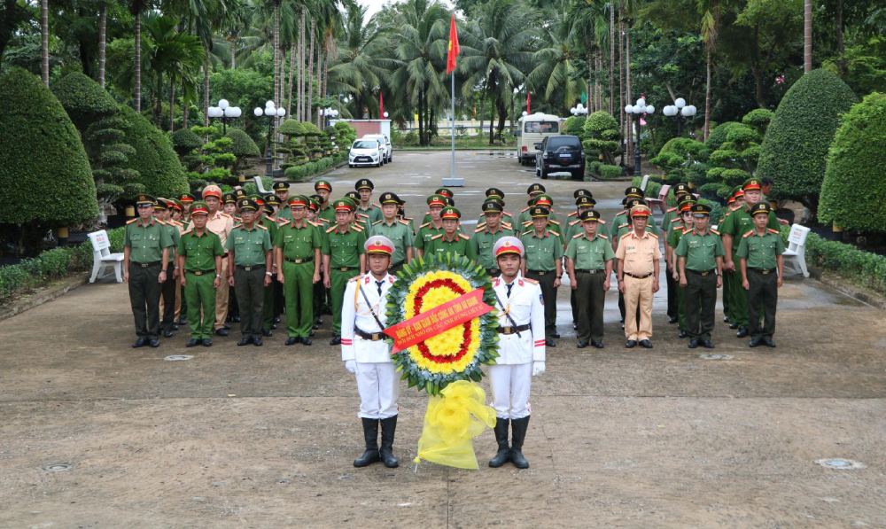 An Giang Provincial Police offer incense and flowers to commemorate at the Relic Site of the Security Board of Zone IX. Photo: Tien Dung/An Giang Police
