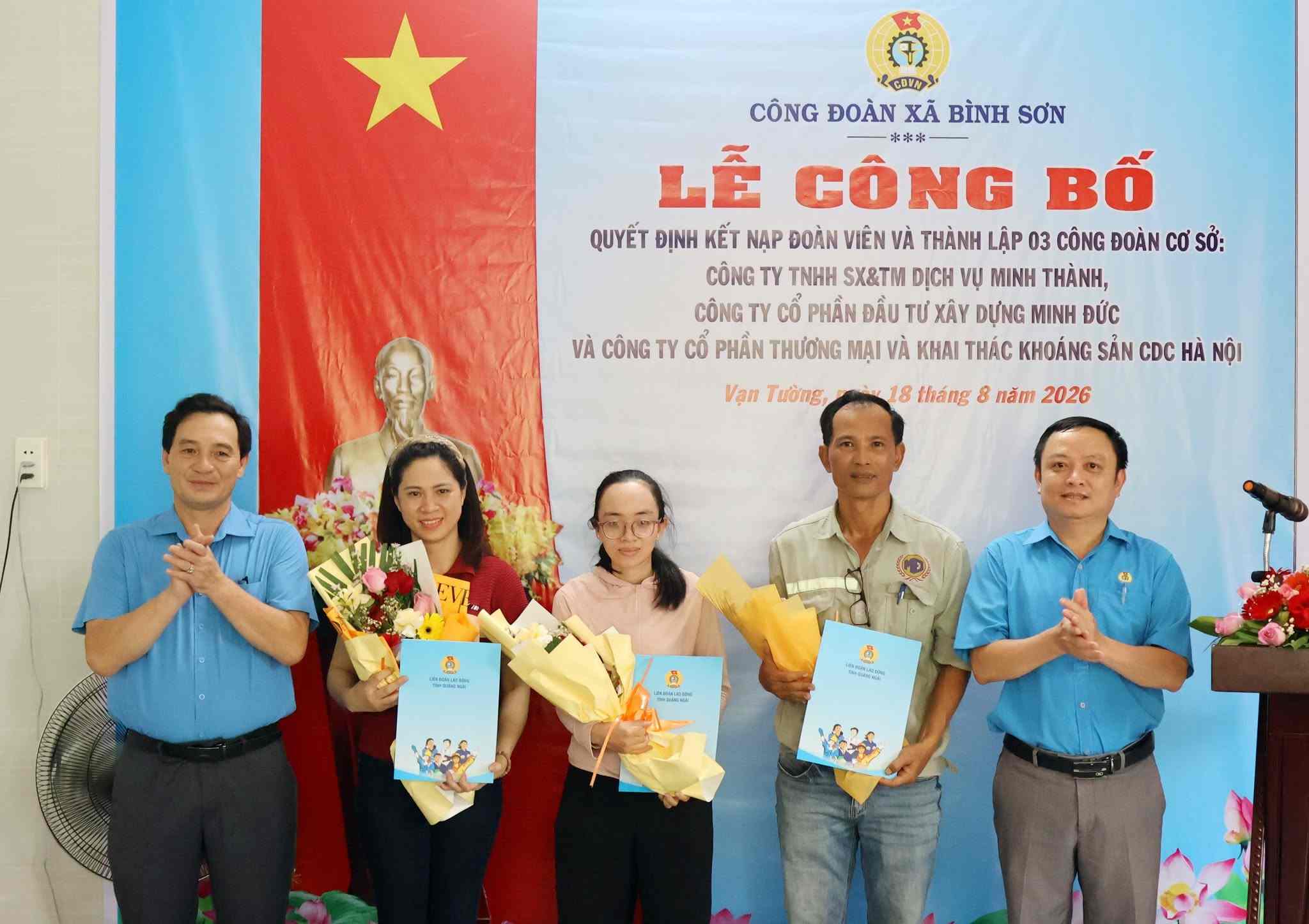 Mr. Dinh Quoc Tuan - Chairman of the Quang Ngai Provincial Labor Federation (far left) presents the decisions to establish grassroots trade unions. Photo: Quang Ngai Trade Union