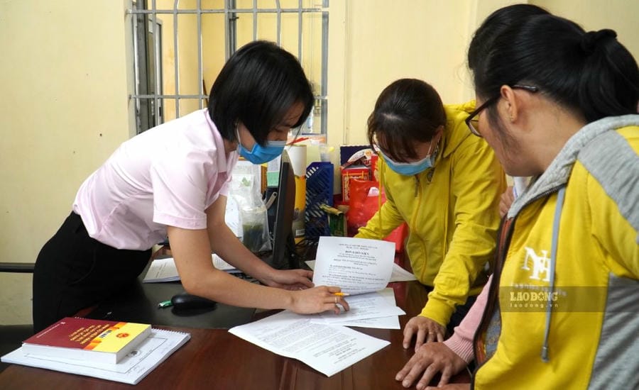 Dong Nai Trade Union supports and accompanies many workers demanding insurance benefits. Photo: Ha Anh Chien