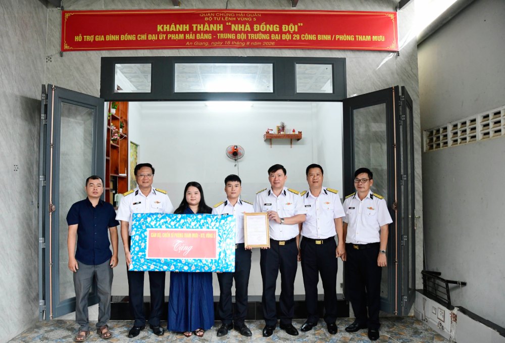 Naval Region 5 Command organizes the inauguration of 3 comradeship houses. Photo: Naval Region 5 Command