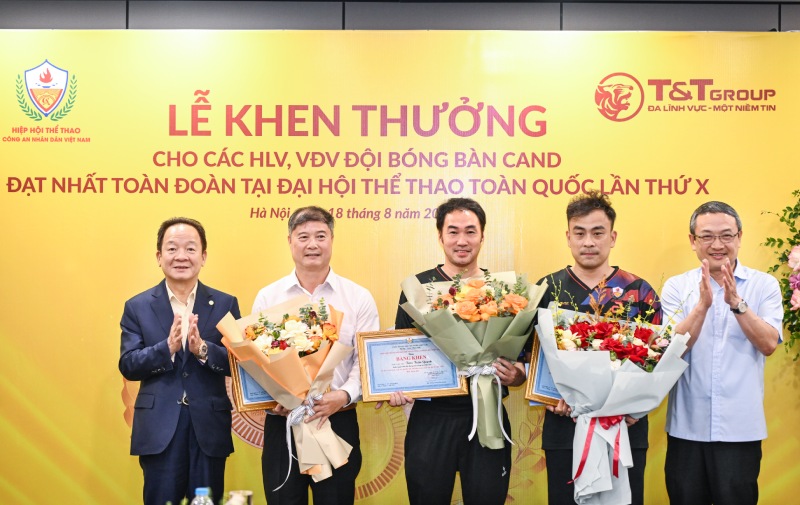 Huấn luyện viên Vũ Mạnh Cường, Trần Tuấn Quỳnh, Phan Huy Hoàng được khen thưởng. Ảnh: BTC