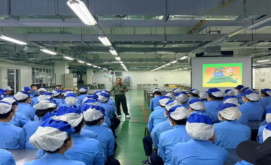 Da Nang City Labor Federation organizes a legal propaganda conference for union members and workers of Murata Manufacturing Vietnam Co., Ltd. Photo: Da Nang Trade Union