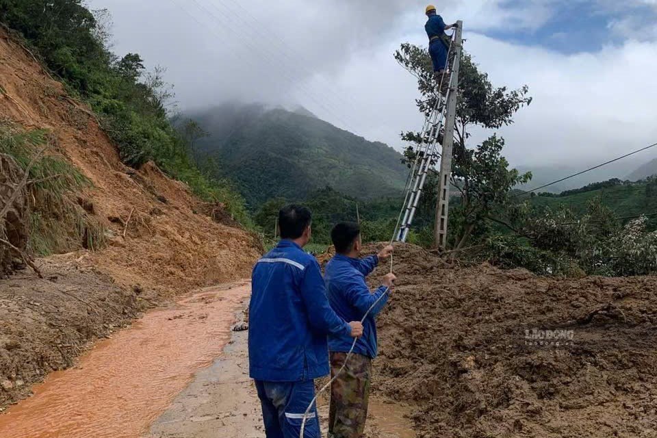 Cán bộ, kĩ sư Viễn thông Sơn La khôi phục thông tin liên lạc tại xã Ngọc Chiến sau mưa lũ. Ảnh: Đức Hậu (chụp ngày 18.7.2026).