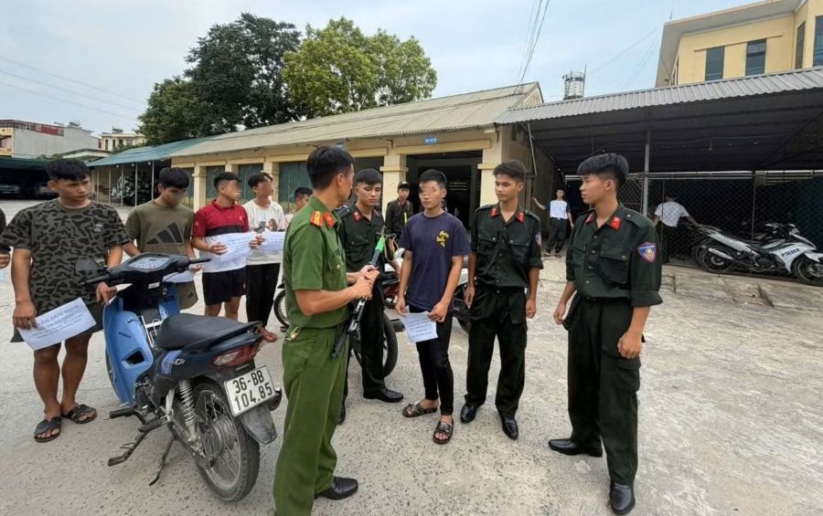 Các đối tượng bị lực lượng cơ động khống chế, tạm giữ. Ảnh: Phòng Cảnh sát cơ động Công an tỉnh Thanh Hóa 