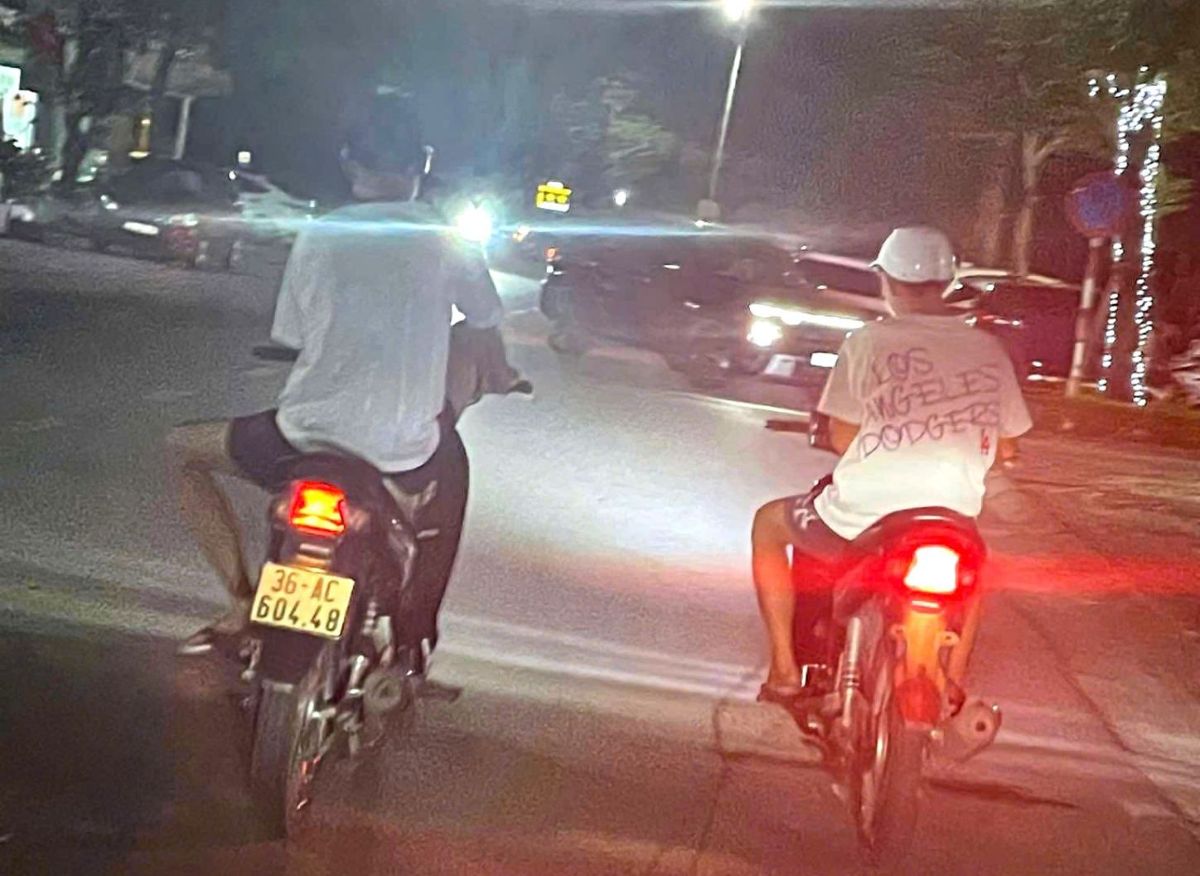 Cảnh 2 thanh niên vi phạm giao thông trên đường. Ảnh: cắt từ clip do người dân cung cấp