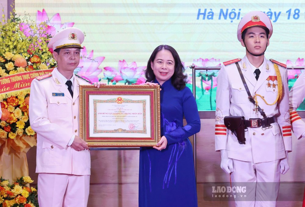 Secretary of the Party Central Committee, Vice President Vo Thi Anh Xuan awarded the title of Hero of the People's Armed Forces to the Protection Department for particularly important events and international guests (Guardian Command). Photo: Hai Nguyen