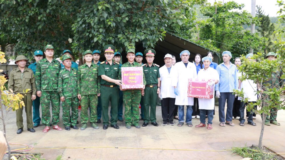 Thiếu tướng Nguyễn Quốc Hương thăm hỏi, động viên cán bộ, chiến sĩ tham gia “Chiến dịch 500 ngày đêm”. Ảnh: Quân khu 5