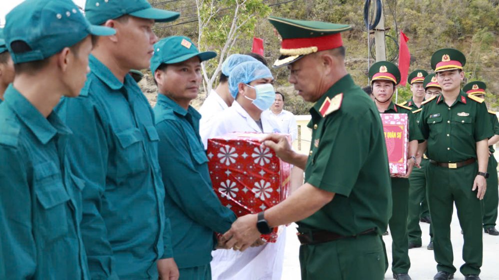 Đoàn công tác Quân khu 5 trao quà động viên các lực lượng tham gia “Chiến dịch 500 ngày đêm” tại Gia Lai. Ảnh: Quân khu 5