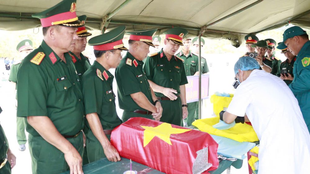 Major General Nguyen Quoc Huong - Deputy Commander of Military Region 5 visits and encourages forces performing tasks in the "Operation 500 Days and Nights" at Cat Hai Martyrs' Cemetery (Cat Tien commune) and Quy Nhon Martyrs' Cemetery (Quy Nhon Nam ward). Photo: Military Region 5