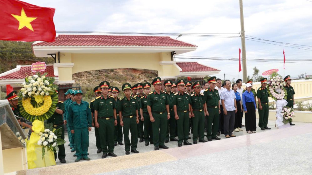 Thiếu tướng Nguyễn Quốc Hương cùng Đoàn công tác Quân khu 5 dâng hoa, dâng hương tưởng nhớ các anh hùng, liệt sĩ. Ảnh: Quân khu 5