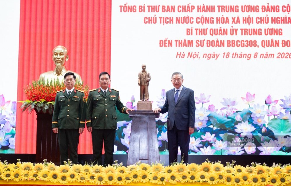 Tổng Bí thư, Chủ tịch nước Tô Lâm trao bức tượng Chủ tịch Hồ Chí Minh tặng Sư đoàn bộ binh cơ giới 308. Ảnh: Hải Nguyễn