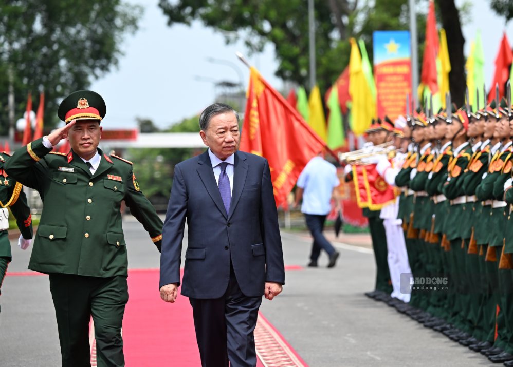 Tổng Bí thư, Chủ tịch nước Tô Lâm, Bí thư Quân uỷ Trung ương thăm, làm việc với Sư đoàn bộ binh cơ giới 308, Quân đoàn 12. Ảnh: Hải Nguyễn