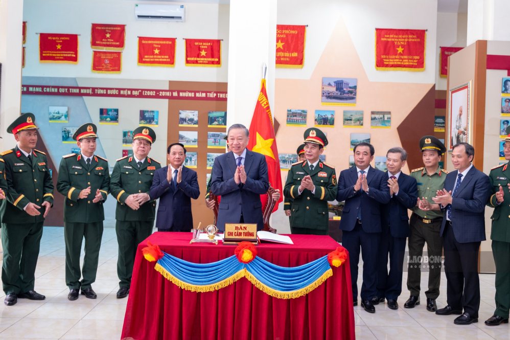 Tổng Bí thư, Chủ tịch nước Tô Lâm, Bí thư Quân ủy Trung ương và Đại tướng Phan Văn Giang, Ủy viên Bộ Chính trị, Phó Bí thư Quân ủy Trung ương, Bộ trưởng Bộ Quốc phòng tại bàn ghi cảm tưởng. Ảnh: Hải Nguyễn